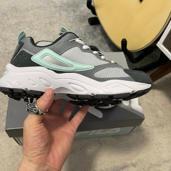 NIB Women’s Size 6 Fila Recollector Fashion Sneakers In Grey/White-Mint Color - Picture 4 of 12